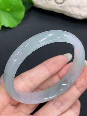 F42969953 翡翠正圈手镯 货品总重约37.2g  圈口56.3